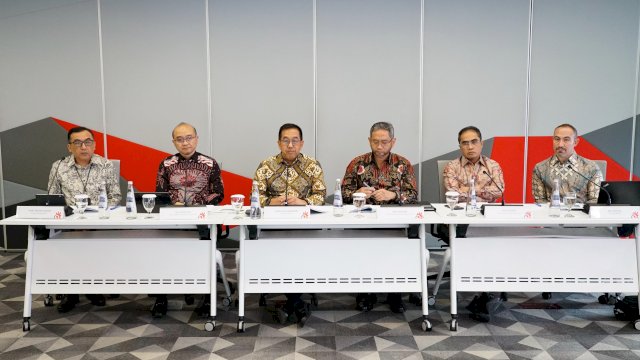 Wakil Direktur Utama Telkom, Muhammad Awaluddin (ketiga dari kiri), Direktur Strategic Business Development & Portfolio Telkom, Seno Soemadji (ketiga dari kanan), Direktur Wholesale & International Service Telkom, Honesti Basyir (kedua dari kanan), serta Direktur Keuangan & Manajemen Risiko Telkomsel, Daru Mulyawan (kedua dari kiri), pada agenda Telkom - Public Expose Live 2025, Jumat (12/9).