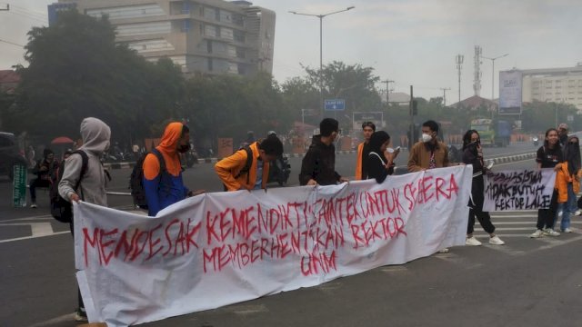 Mahasiswa UNM Blokade Jalan Pettarani, Tuntut Rektor Mundur Terkait Kasus Dugaan Pelecehan Seksual