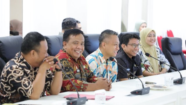 Dialog Bersama Warga, Munafri Cari Jalan Tengah Penataan di Ujung Tanah
