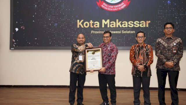 Kepala Dinas Komunikasi dan Informatika (Kominfo) Kota Makassar, Dr. Muhammad Roem menerima penghargaan dari Wakil Menteri Komunikasi dan Digital, Nezar Patria  dalam Seminar Nasional dan Perilisan GM-DTGI Kabupaten/Kota Tahun 2025 yang diadakan oleh Pusat Kajian Sistem Informasi (PKSI) Fakultas Ekonomika dan Bisnis (FEB) Universitas Gajah Mada (UGM).
