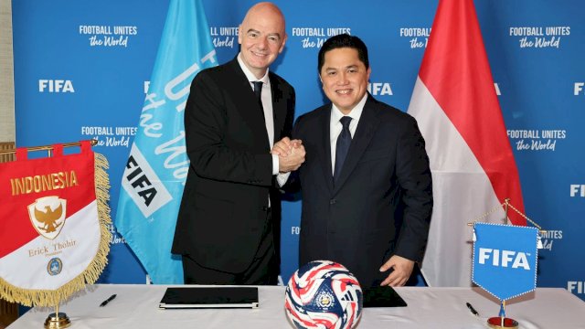 Presiden FIFA Gianni Infantino dan Presiden Persatuan Sepak Bola Indonesia (PSSI) Erick Thorir saat upacara penandatanganan pada 17 Juni 2025 di Miami, Florida.(FIFA via Getty Images/Carmen Mandato)
