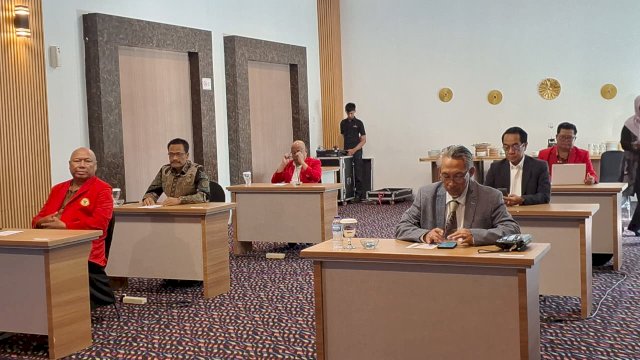 Enam bakal calon Rektor Universitas Hasanuddin (Unhas) periode 2026&ndash;2030 menjalani proses asesmen atau tes psikologi di Unhas Hotel and Convention, Kecamatan Tamalanrea, Kota Makassar, Sulawesi Selatan (Sulsel), Kamis (18/9/2025).