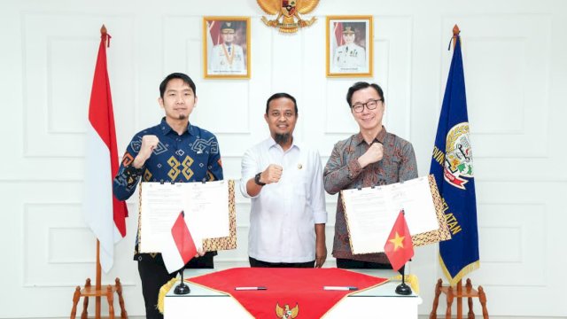  Direktur PT Sulsel Andalan Energi, Rendra Darwis bersama CEO Vingroup untuk Asia sekaligus CEO VinFast Asia, Pham Sanh Chau, dengan disaksikan langsung oleh Gubernur Sulsel.
