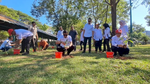 TANAM POHON. Ketua PMI Kota Makassar Syamsu Rizal MI, Ketua PMI Sulsel Adnan Purichta Ichsan dan Ilham Arief Sirajuddin selaku Ketua Dewan Kehormatan PMI Makassar, melakukan penanaman pohon di halaman Masjid Al Markaz sebagai rangkaian peringatan HUT ke-80 PMI.
