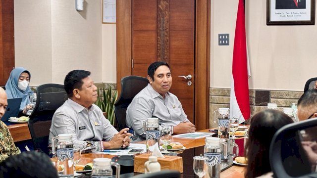  Bupati Maros, Chaidir Syam, didampingi Kepala Dinas Pariwisata, Pemuda, dan Olahraga (Disparpora) Suwardi Sawedi