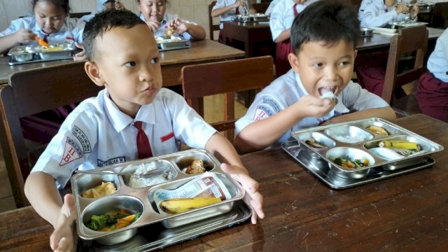 Murid makan bergizi gratis (MBG). Foto: Romensy Augustino/JPNN.com