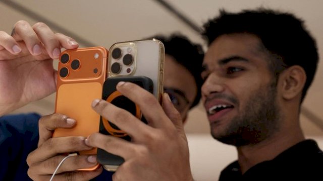 Ilustrasi. Baru sehari dijual di berbagai negara, lini iPhone 17 dan iPhone Air sudah menuai keluhan dari para pengguna. (Foto: REUTERS/Bhawika Chhabra)
