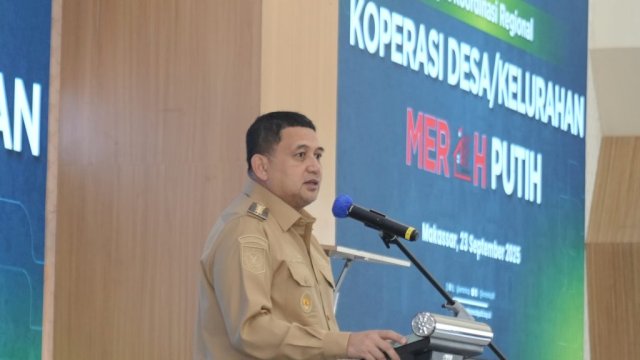 Wali Kota Makassar, Munafri Arifuddin, saat mendampingi Sekretaris Kementerian UMKM RI, Arif Rahman Hakim, dalam Rapat Koordinasi Regional Operasionalisasi dan Pengembangan Koperasi Desa/Kelurahan Merah Putih (KDKMP) yang digelar di Kantor Pertamina, Jl. Garuda, Selasa (23/9/2025).