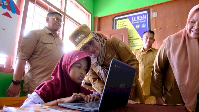  Bupati Kabupaten Gowa, Sitti Husniah Talenrang turun langsung meninjau kondisi sarana dan prasarana pendidikan di Kecamatan Bontolempangan dan Bungaya, Selasa (23/9/2025).