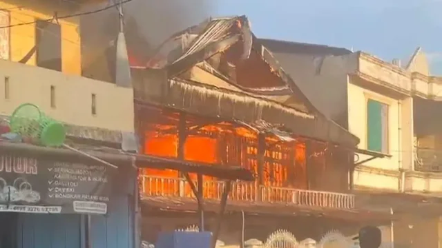 Rumah warga dibakar saat tawuran antarkelompok terjadi di Tallo, Makassaar, Selasa (23/9/2025)/Istimewa