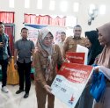 Pastikan Tepat Sasaran, Bupati Talenrang Turun Langsung Distribusikan KKS PKH dan BPNT di Biringbulu