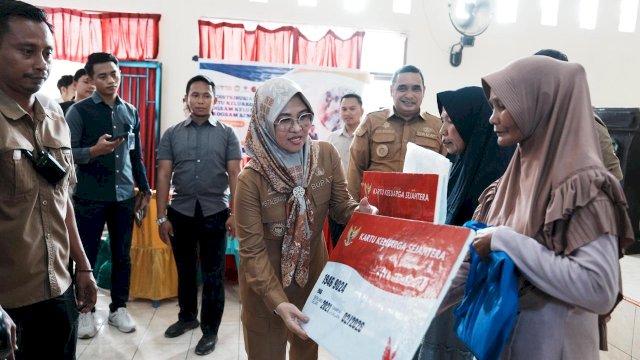 Pastikan Tepat Sasaran, Bupati Talenrang Turun Langsung Distribusikan KKS PKH dan BPNT di Biringbulu