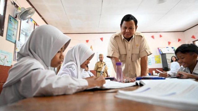 Sejumlah kalangan melayangkan kritik terhadap program makan bergizi gratis (MBG) buntut kasus keracunan yang terjadi di sejumlah daerah beberapa pekan terakhir. Cahyo - Biro Pers Sekretariat Presiden
