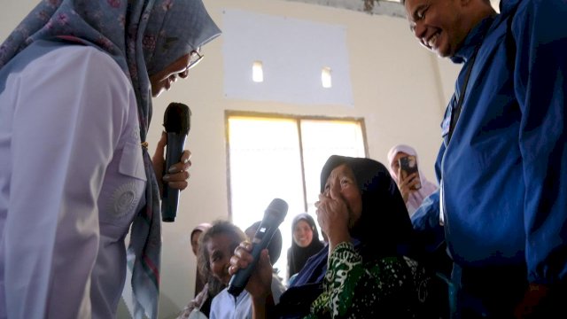 Bupati Kabupaten Gowa Husniah Talenrang saat melakukan kunjungan One Day One District sekaligus Pendistribusian Kartu Keluarga Sejahtera (KKS) Program Keluarga Harapan (PKH) dan Program Sembako Kecamatan Biringbulu dan Tompobulu di Aula Kantor Camat Biringbulu, Rabu (24/9/2025). 