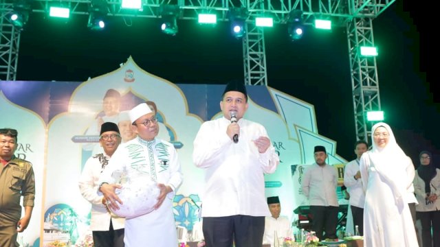 Maulid Akbar Pesisir Makassar 1447 H / 2025 berlangsung khidmat di Dermaga Pelabuhan Paotere, Kamis (25/9/2025). Ribuan warga dari berbagai wilayah pesisir dan daratan hadir memenuhi area dermaga sejak sore hari.