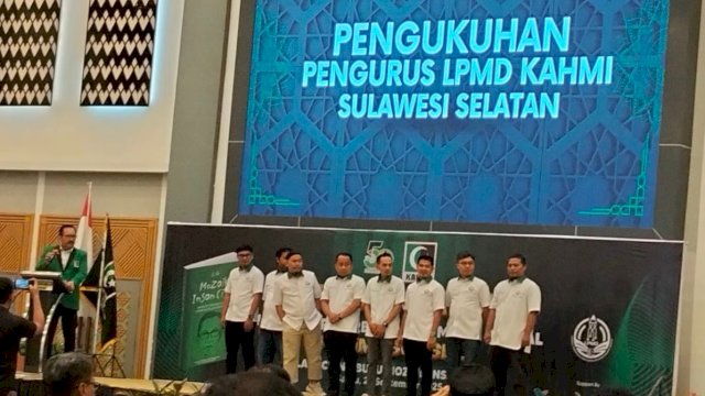 Koordinator Presidium Majelis Wilayah (MW) KAHMI Sulsel Ni'matullah Erbe mengukuhkan pengurus Lembaga Penerbitan dan Media Digital (LPMD) sekaligus melaunching Buku Mozaik Insan Cita-- Antologi Gagasan KAHMI untuk Sulsel dan Indonesia di Ballroom Hotel Max One, Jl Taman Makam Pahlawan, Kota Makassar, Sulawesi Selatan, Sabtu (27/9/2025).