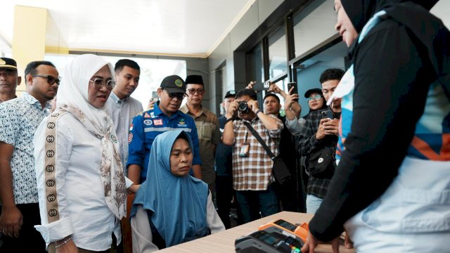 Bupati Gowa Distribusikan KKS PKH dan Bansos ke Warga di Tinggimoncong