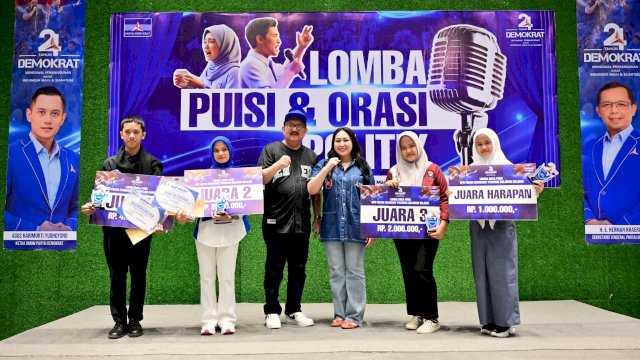 Ketua DPD Demokrat Sulsel, Ni&rsquo;matullah foto bersama pemenang lomba puisi di Hotel Maxone, Makassar, Minggu (28/9/2025).