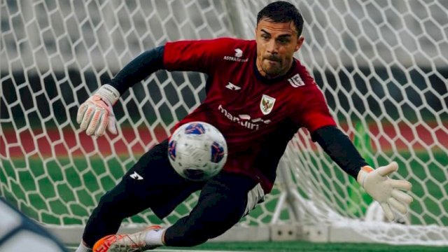 Penjaga gawang Timnas Indonesia, Emil Audero yang siap tampil melawan China di Kualifikasi Piala Dunia 2026 di stadion GBK Jakarta, 5 Juni 2025. (Foto: Dok RUZKA INDONESIA)
