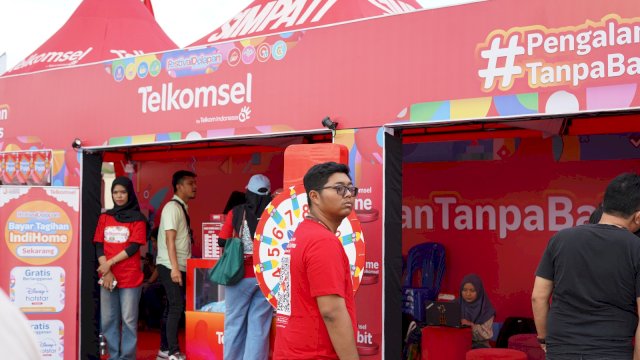 Booth Telkomsel saat Festival F8 Makassar yang digelar di Parking Lot Trans Studio Mall pada 24&ndash;28 September 2025 lalu.