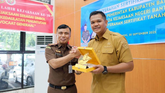 Penyerahan Sertifikat Tanah Hibah, Bupati Uji Nurdin Apresiasi Kinerja Kejari Bantaeng