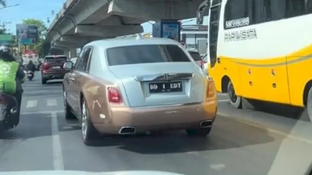 Rolls-Royce di Makassar Diduga Pakai Pelat Gantung/ Foto : Tangkapan layar