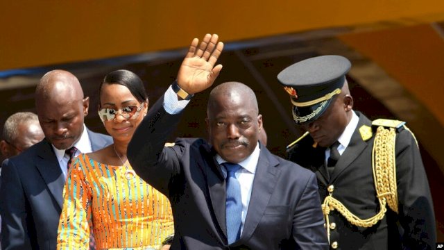 Presiden Republik Demokratik Kongo Joseph Kabila, tengah, melambaikan tangan pada saat mengikuti perayaan kemerdekaan Republik Demokratik Kongo di Kindu, Kongo, 30 Juni 2016. (Foto:Dok)
