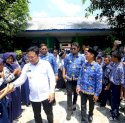 Hati Damai Tuntaskan Janji, Wakil Bupati Gowa Salurkan Seragam Sekolah Gratis