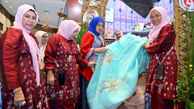Wakil Wali Kota Makassar Aliyah Mustika Ilham, berkunjung ke booth Dekranasda Kota Makassar pada ajang The Jakarta International Handicraft Trade Fair (INACRAFT) 2025 di Jakarta International Convention Center (JICC), Jumat (3/10/2025).