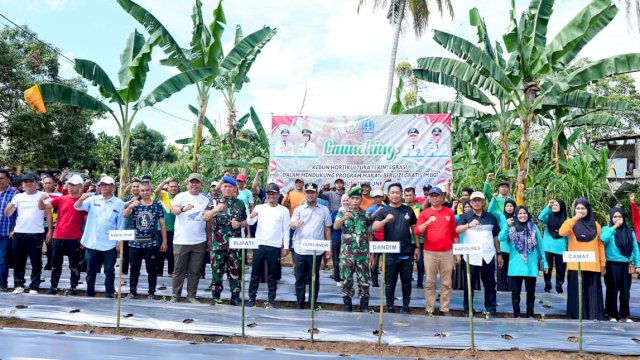 Gubernur Sulawesi Selatan, Andi Sudirman Sulaiman bersama Bupati Bone, Andi Asman Sulaiman serta jajaran Forkopimda melaunching kebun hortikultura terintegrasi di Kecamatan Tanete Riattang Barat, Kabupaten Bone, Sabtu (4/10/2025).
