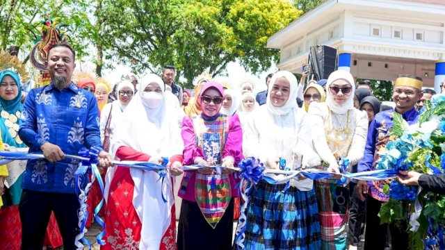 - Gubernur Sulawesi Selatan, Andi Sudirman Sulaiman, menghadiri sekaligus melepas peserta Jambore Tim Penggerak PKK Tingkat Provinsi Sulawesi Selatan Tahun 2025 di Kabupaten Bone, Jumat (3/10/2025). 