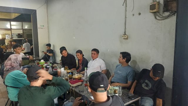  Anggota Komisi I DPR RI Fraksi PKB, Syamsu Rizal MI atau akrab disapa Deng Ical, menggelar pertemuan dengan sejumlah jurnalis di Makassar, Sabtu (4/10/2025) sore.
