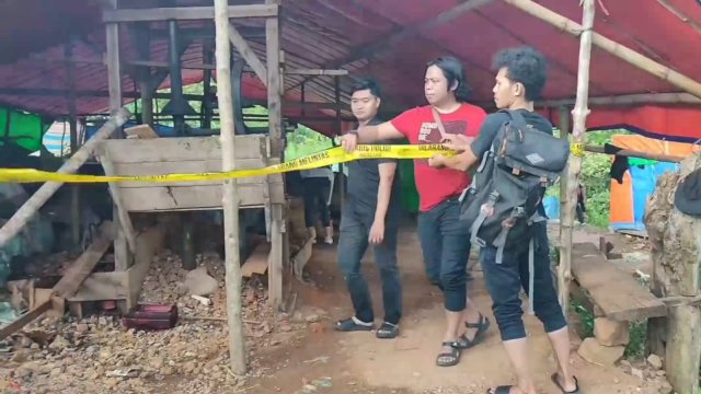 Polisi menyegel lokasi tambang emas ilegal yang beroperasi tanpa izin di Desa Batumalonro, Kecamatan Biringbulu, Kabupaten Gowa, Sulawesi Selatan (Sulsel). 