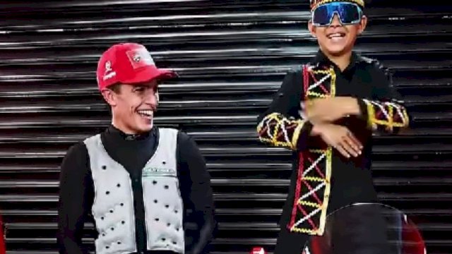 Momen Marc Marquez dan Rayyan Arkhan Dikha joget pacur jalur di MotoGP Mandalika 2025. (Foto: MotoGP)