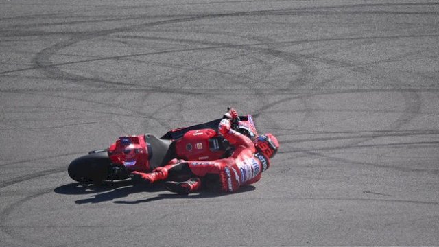 Marc Marquez jatuh pada lap pertama MotoGP Mandalika 2025. (ANTARA FOTO/ADITYA PRADANA PUTRA)

