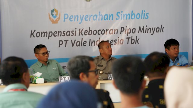 PT vale bersama Pemerintah Kabupaten Luwu Timur melaksanakan 'Seremonial Penyerahan Simbolis Biaya Penanggulangan Dampak' kepada masyarakat terdampak di Aula Kantor Camat Towuti, Kamis (2/10/2025).