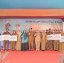 Pemkot Makassar Wujudkan Kepedulian untuk Warga Kepulauan, Serahkan Tunjangan Khusus bagi Guru dan Tenaga Kesehatan