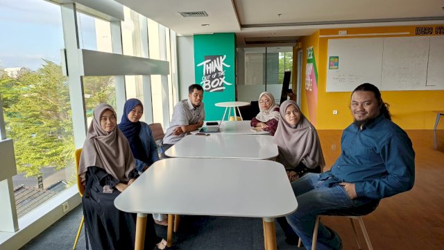 Para penerima Beasiswa Kalla saat menerima pembekalan dari praktisi di lingkup unit bisnis KALLA, beberapa waktu lalu.