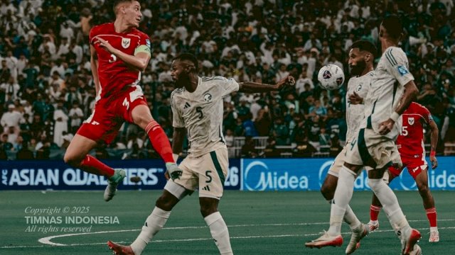 Pemain timnas Indonesia Jay Idzes saat laga pertama putaran keempat Kualifikasi Piala Dunia 2026 Zona Asia melawan Arab Saudi di Stadion King Abdullah Sports City, Jeddah, Kamis (9/10/2025) dini hari.(Dokumentasi Timnas Indonesia)