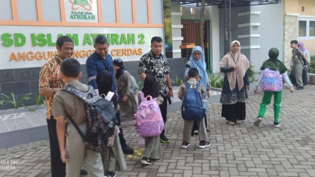Suasana di Sekolah Islam Athirah 2 menerapkan "Sapa Pagi".