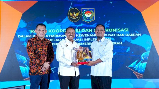  Gubernur Sulawesi Selatan, Andi Sudirman Sulaiman menghadiri Rapat Koordinasi dan Sinkronisasi bersama Pemerintah Daerah Jelang revisi undang-undang (UU) 23 Tahun 2014 di Hotel Claro Makassar, Kamis (9/10/2025).
