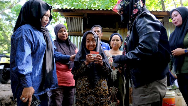 Husniah Talenrang Kunjungi Warga Miskin Ekstrem di Parangloe, Serahkan Bantuan Sembako