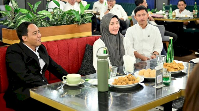 Sekretaris Jenderal DPP Partai Solidaritas Indonesia (PSI) Raja Juli Antoni bertemu jajaran pengurus DPW PSI Sulawesi Selatan, Jumat (10/10/2025) di Kafe The Icon Makassar.

