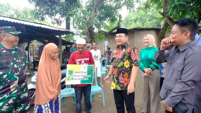  Wakil Bupati Gowa, Darmawangsyah Muin saat turun langsung meninjau lokasi kebakaran. 