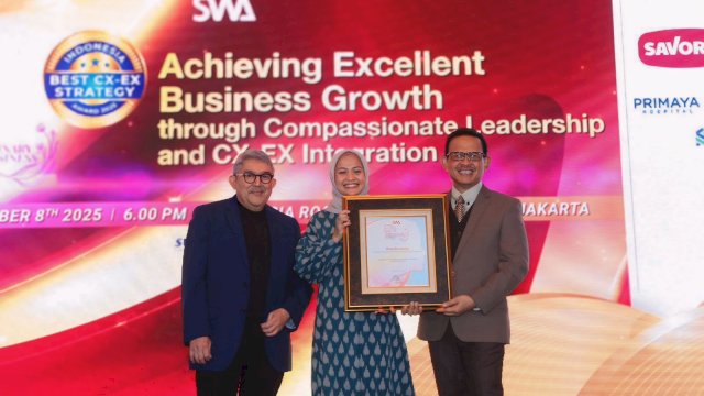 People & Culture Director KALLA sekaligus CEO Kalla Aspal, Disa Rizky Novianty, saat menerima penghargaan bergengsi &ldquo;Indonesia Most Powerful Business Women Leader 2025 di Indonesia Room Hotel Shangri-La Jakarta pada 8 Oktober 2025.