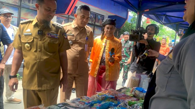 Gubernur Sulawesi Selatan, Andi Sudirman Sulaiman membuka kegiatan Gerakan Pangan Murah (GPM) Serentak di halaman Kantor TVRI Makassar, Senin (13/10/2025)