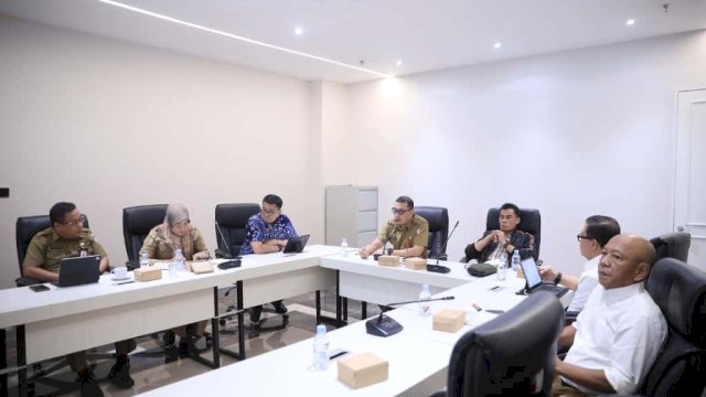  Sekretaris Daerah (Sekda) Makassar Andi Zulkifly saat memimpin rapat pelaksanaan pengendalian perencanaan program prioritas Pemkot Makassar 2025 di Ruang Rapat Sekda Kantor Balai Kota Makassar, Senin (13/10).