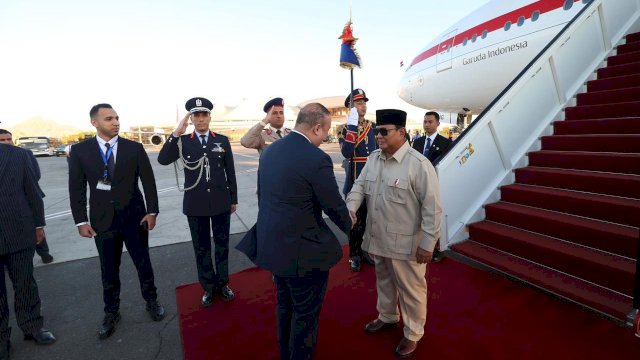 Presiden Prabowo Subianto berkunjung ke Republik Arab Mesir untuk menghadiri Konferensi Tingkat Tinggi (KTT) Perdamaian Sharm El-Sheikh, Senin (13/10). Foto: BPMI Setpres
