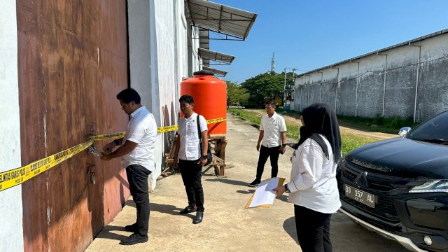 Unit 3 Tindak Pidana Tertentu (Tipidter) Direktorat Reserse Kriminal Khusus (Ditreskrimsus) Polda Sulawesi Selatan menyegel salah satu gudang penyelundupan biota laut dilindungi jenis bambu laut (Isis hippuris) secara ilegal.
