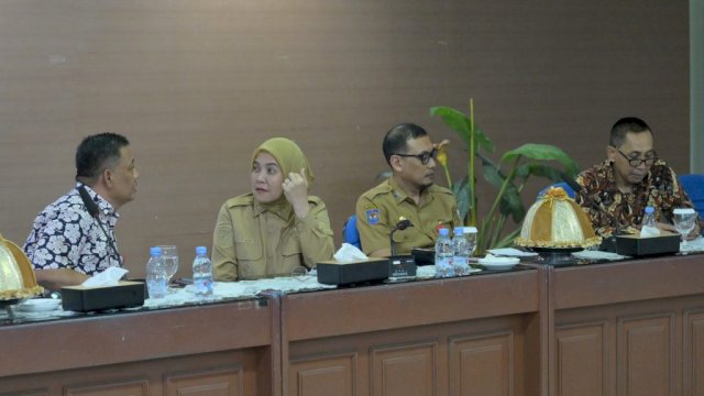  Wakil Wali Kota Makassar, Aliyah Mustika Ilham, menghadiri Rapat Koordinasi bersama jajaran PERUMDA Air Minum (PDAM) Kota Makassar di Aula Tirta Dharma, Selasa (14/10/2025).